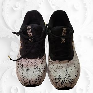 Asics gel-pulse 11 white, black, and gold